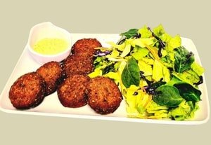 Falafeliai su padažu ir daržovėmis